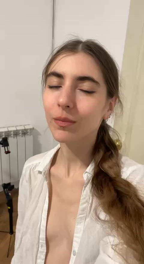 Drool should be on the tip of tongue or fall down?