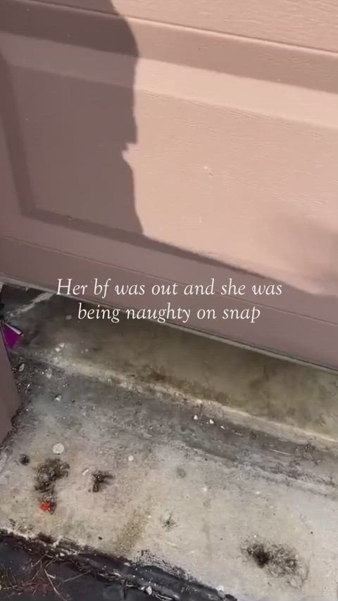 Whore Snaps her friend to come over when her bf is away