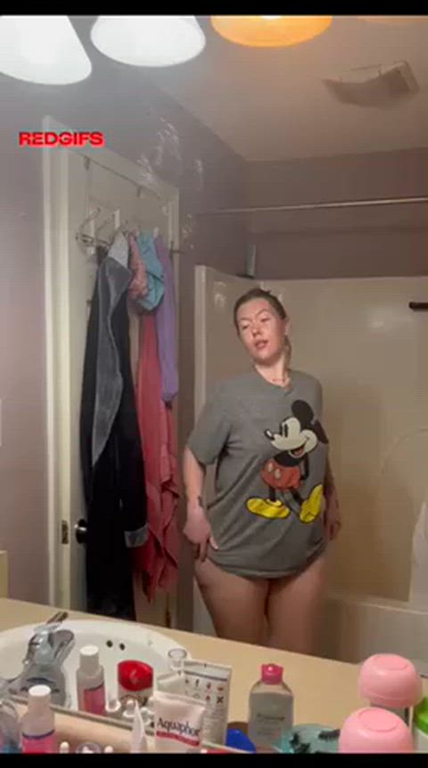 The background tells you everything 🍑🍑🍑