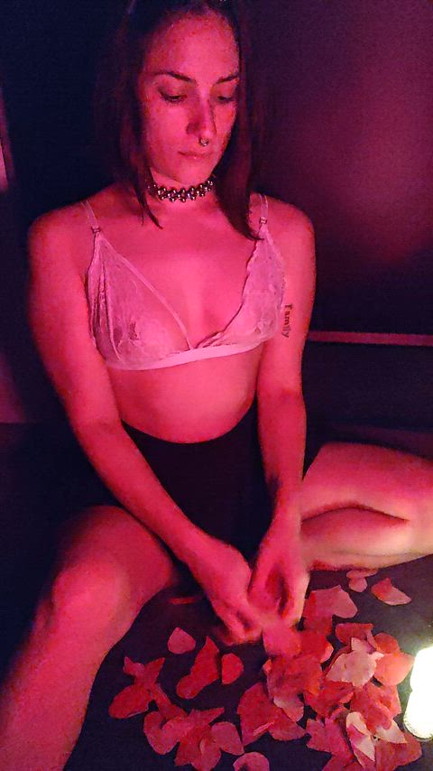 A goddess fussing and laughing at a Pekingese you have between your legs, hahaha, how absurd! You'll have instructions on your tray, just react "sorry goddess."