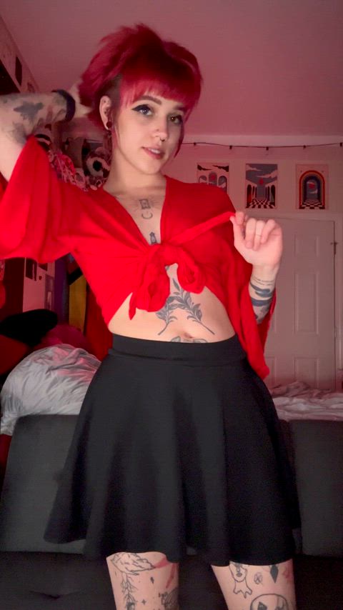 Mia waved goodbye to her bf after a date and entered her home. But what he didn’t knew was that as soon as she got home, she started to undress, checking her body! Inside her was actually Fred, a small nerd she had been paired with for Swap Class and he