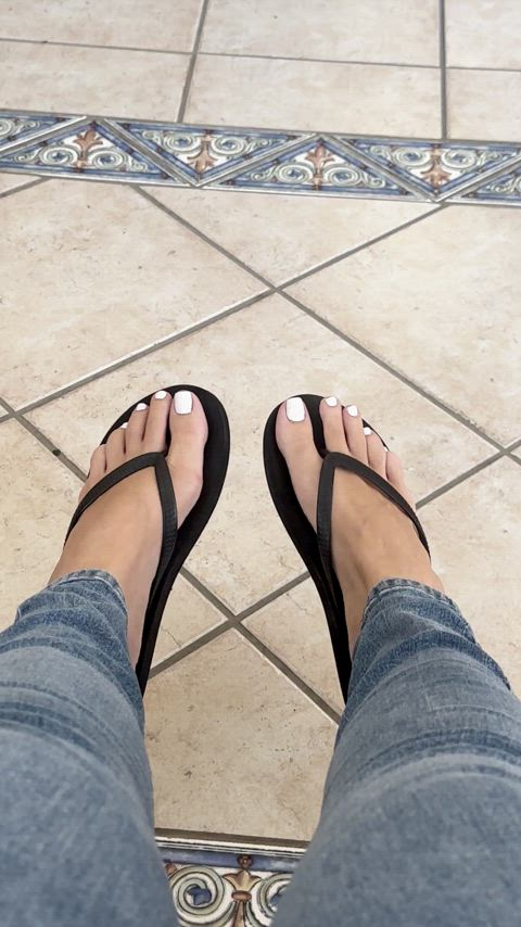 Hey babes! Your favorite foot goddess is here to play 🤍 DM me for customs. thumbnail