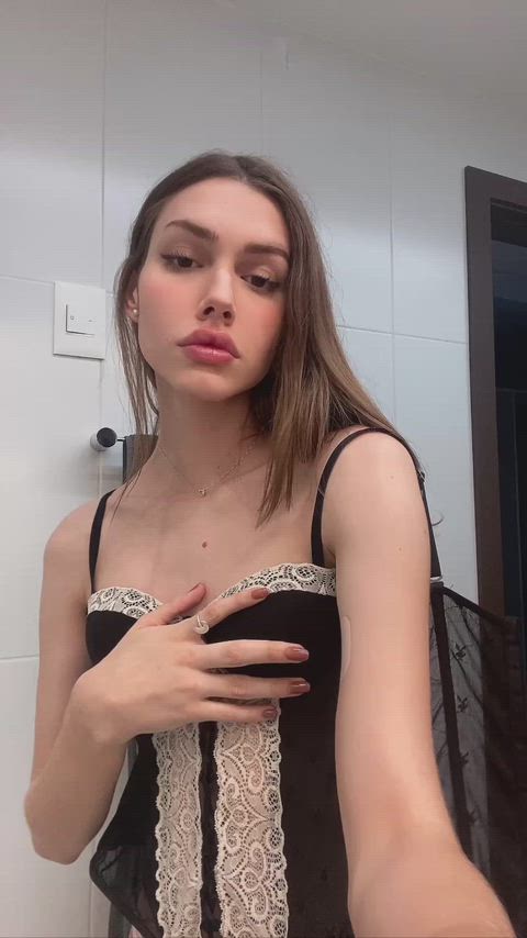 if youd be my Valentine say Mollie and ill send nudes