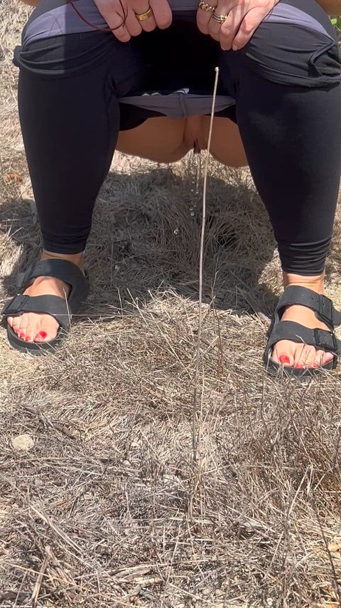 A quick spray while hiking💦