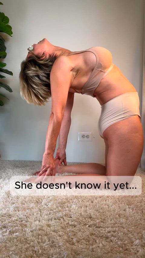 Yoga mommy is about to make a mess [F42]