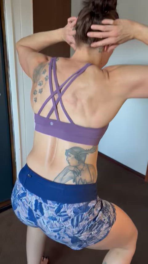 A few end of day squats are good for the soul.  Maybe I should do these nude? 🤔