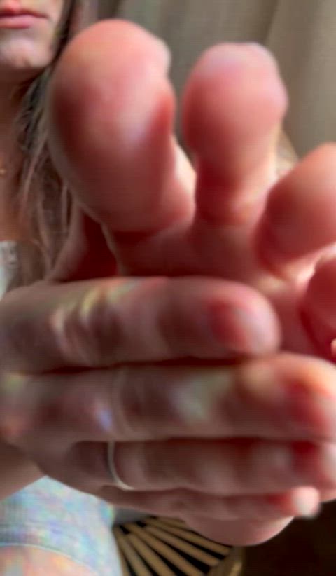 I hope someone here likes ASMR & feet 😙