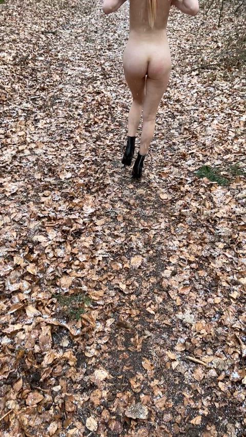 I forget all my clothes at home 
Hope it’s not a problem