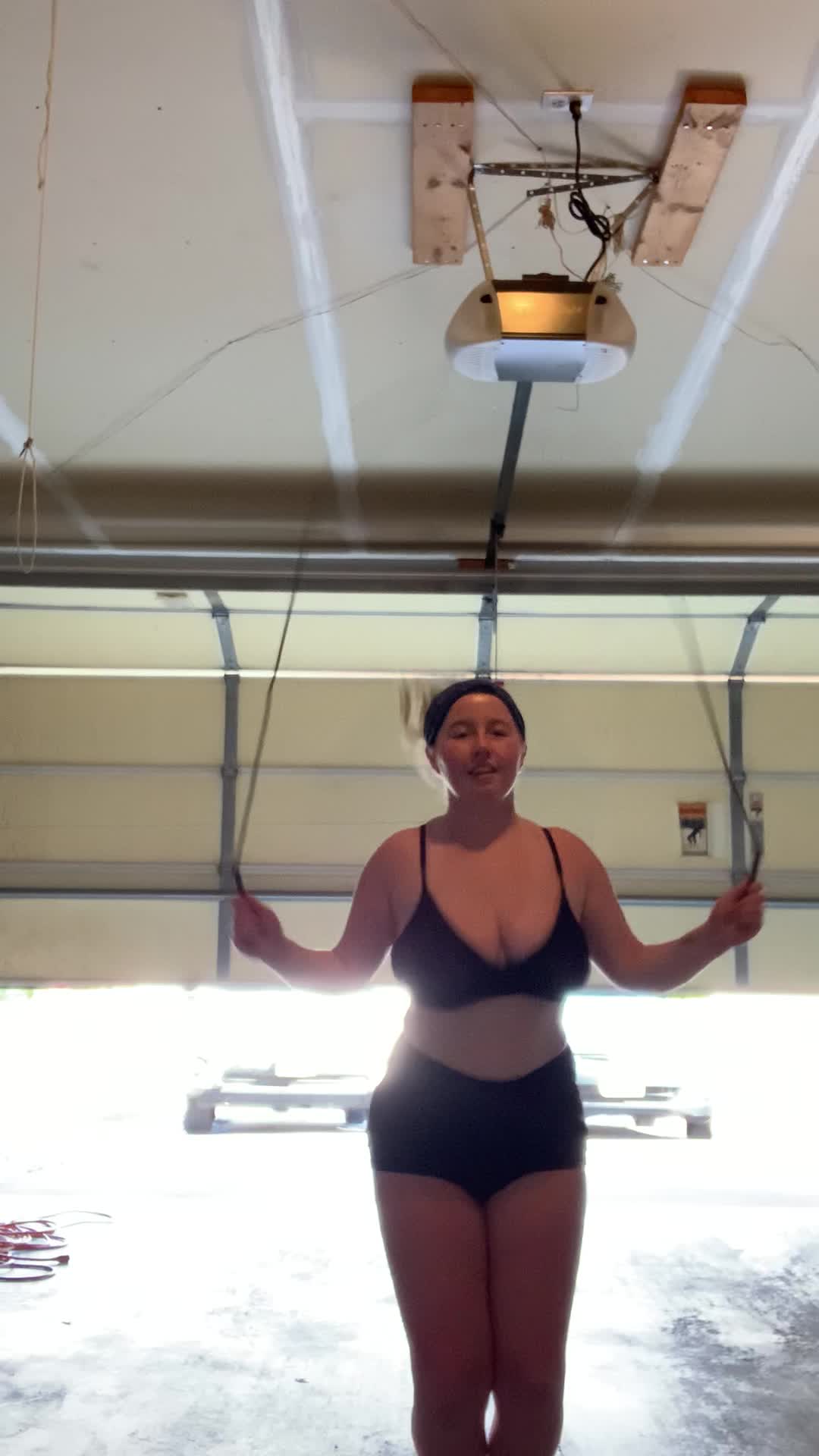 Is there anything better than topless jump roping? 🧐