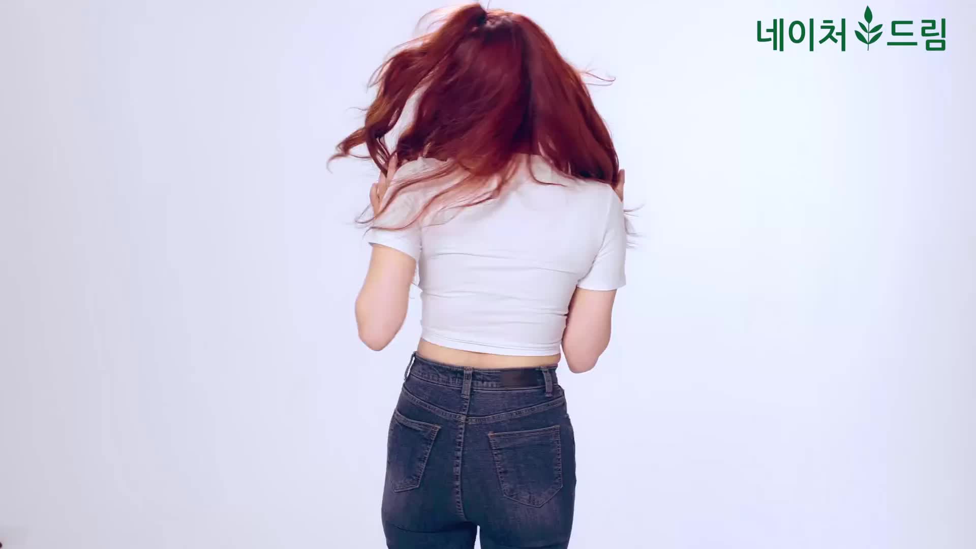 Gugudan's Kang Mina in tight jeans