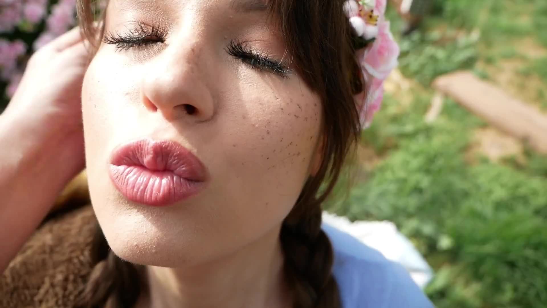 Gorgeous outdoor blowjob and finish