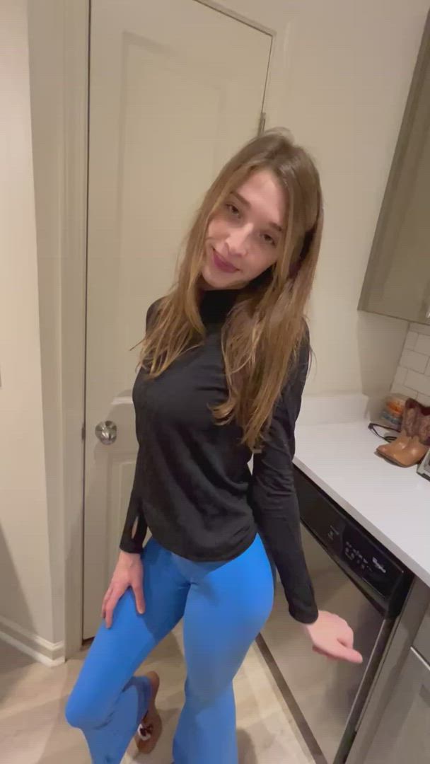Lick my pussy juice before it drips🤤💕