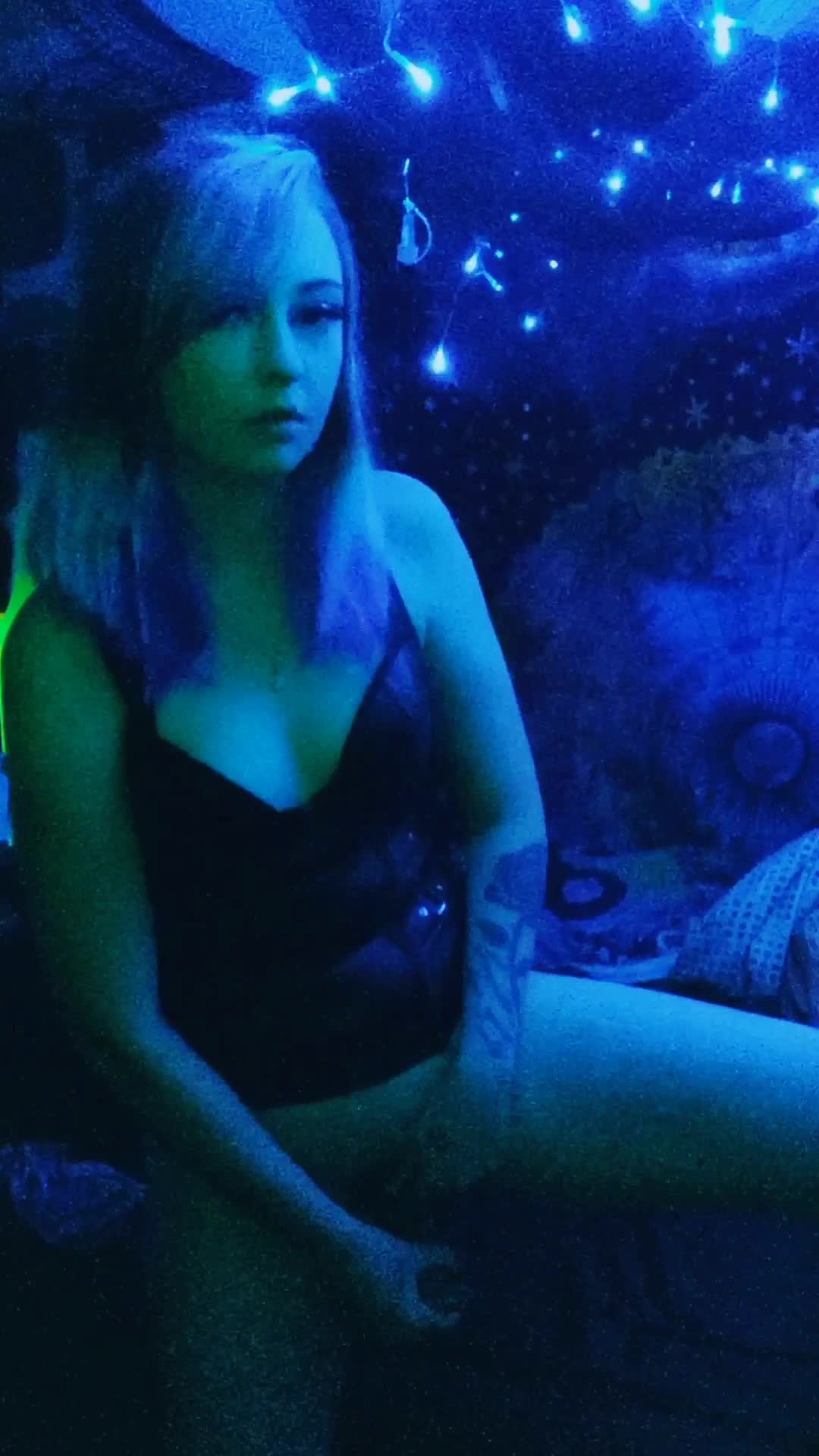 Fuck my so hard you break my back like a glow stick ;)