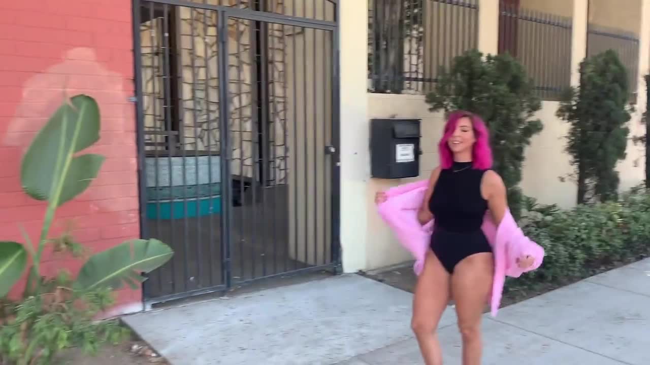 Showing Off Her Phat Ass for Traffic