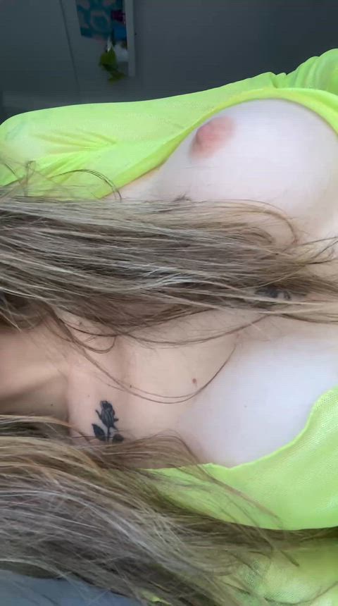 Me pregunto si estos pechos pueden ponerte duro