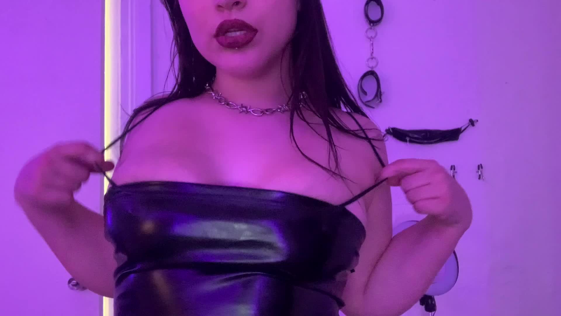 All clothes look better off🖤