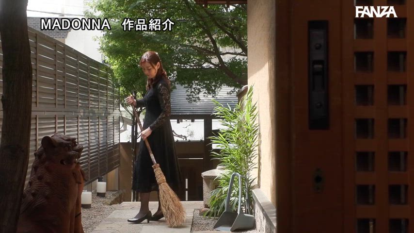 ROE-316 A mother who was repeatedly creampied by her son in front of her husband's portrait. Shoko Matsumoto