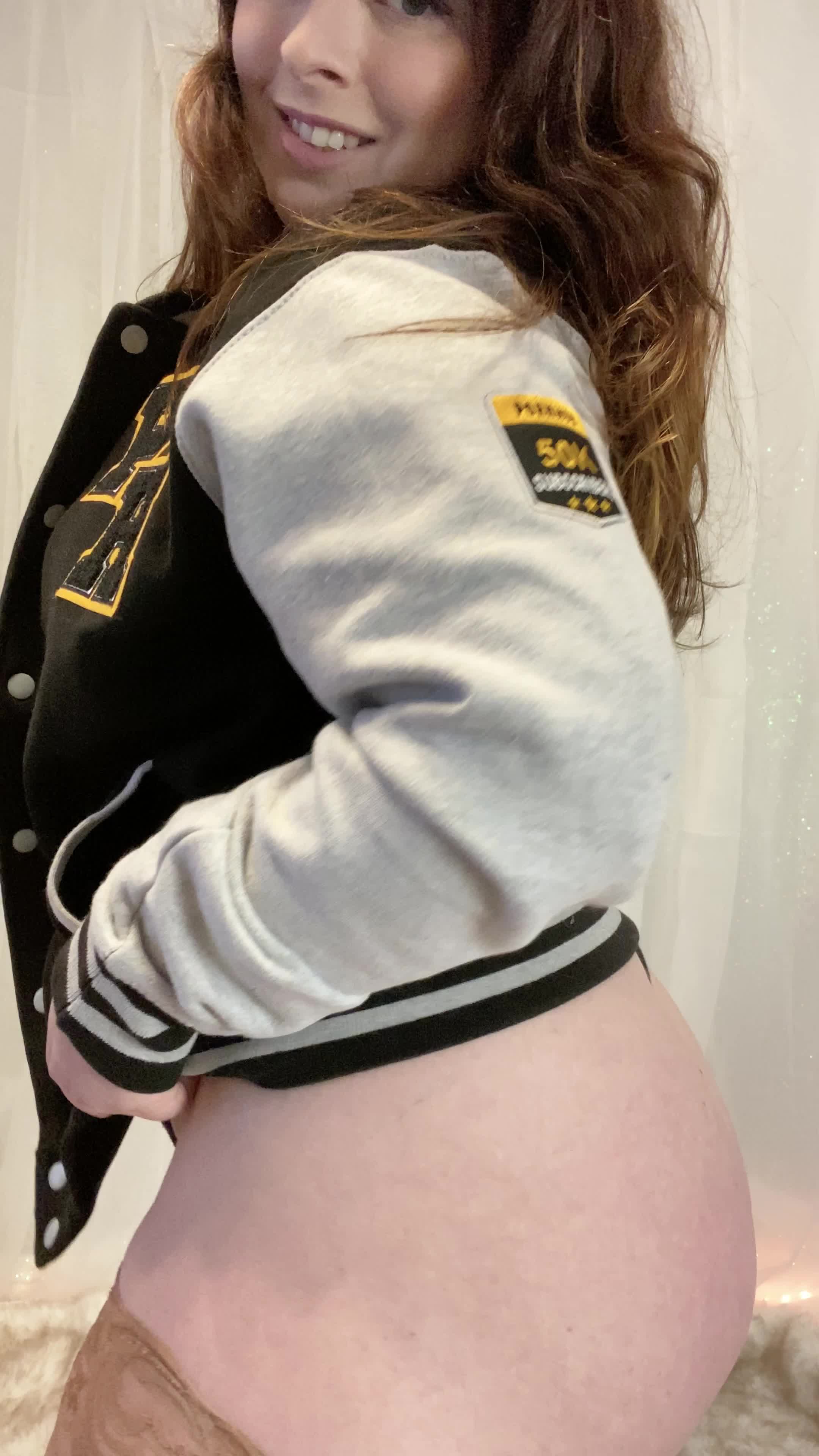 Big boobies, big booty, and a big heart. Let's get y on Telegram @beayork / KIK @ubeayork! Or too!