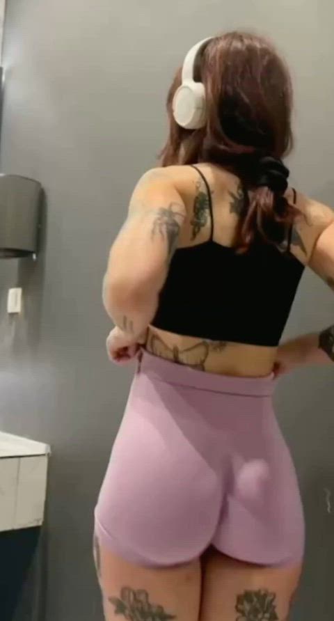 Men at the gym just won't stop staring at my butt🍑😉