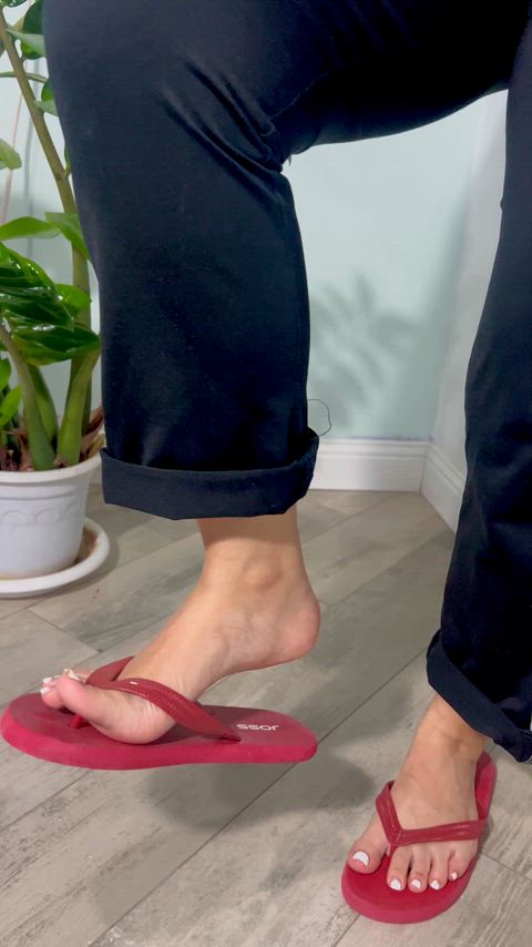 There's plenty of room between my heel and the flip-flop for your thin little shrimp 🤏🏼 slap_slap