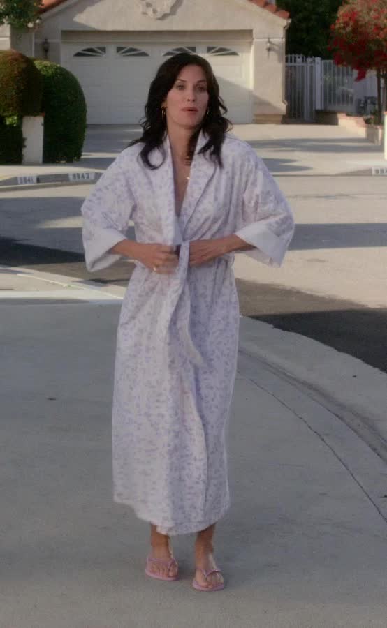 Courtney cox flashing her bra and panties on cougar town