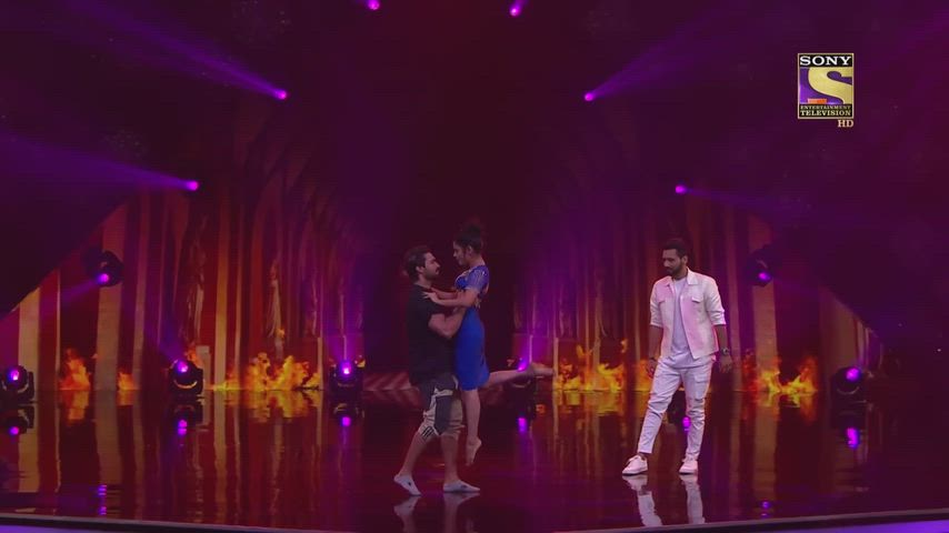 Swetha Warrier navel enjoyed by male judges on dance show