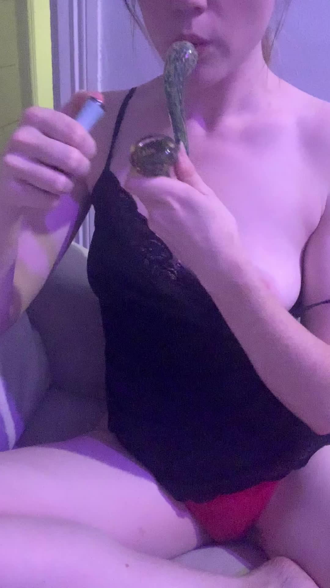who else is up getting high rn?