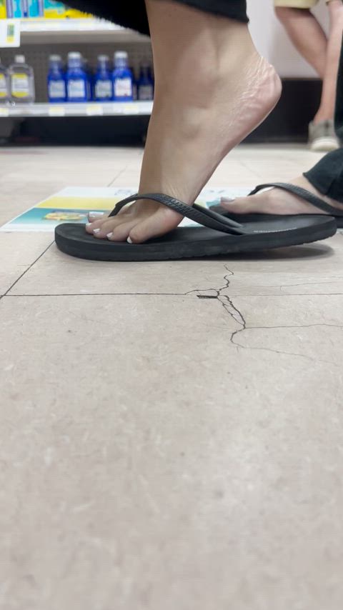 Hey babes! Your favorite foot goddess is here to play 🤍 DM me for customs. thumbnail