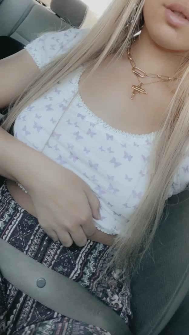Flashing my tits during a car ride to the mall 🚘👀