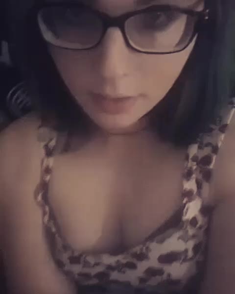 Any sugar daddies looking for a cute little mouth to fill up? 🤤