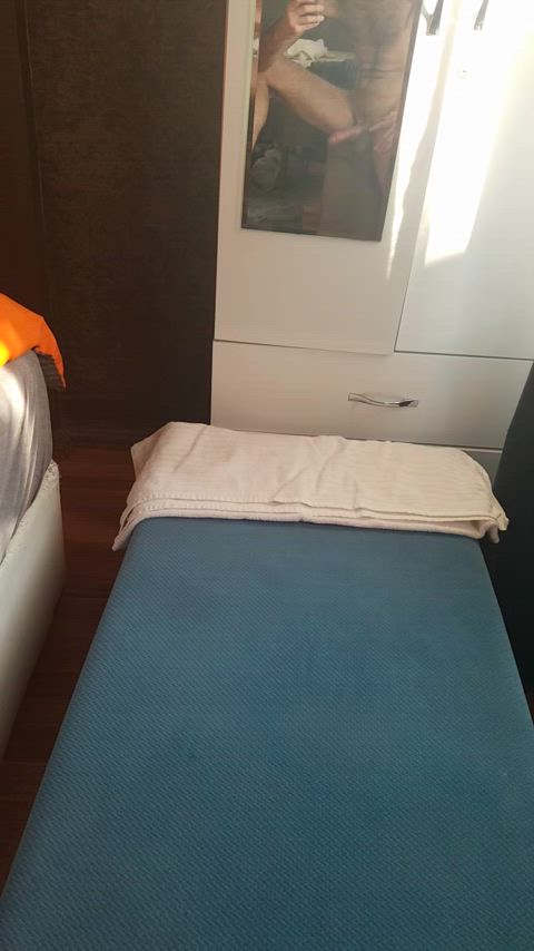 Good morning to the 5 people who see this college professor’s thick morning wood ☀️ [40]