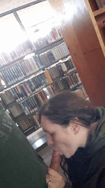 Giving head at work is such a thrill! 📚😘