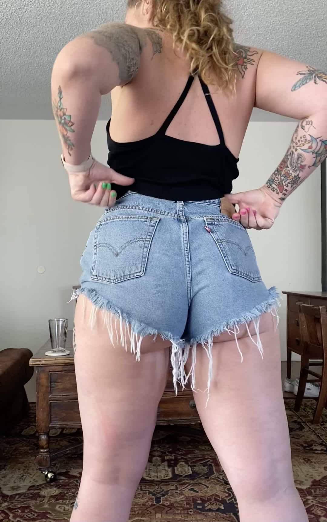 Seasons don't exist in southern CA, so I'm lucky enough to wear jean shorts year-round and you are lucky enough to ogle me in them 😜