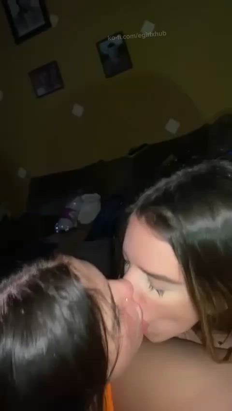 egirls making out