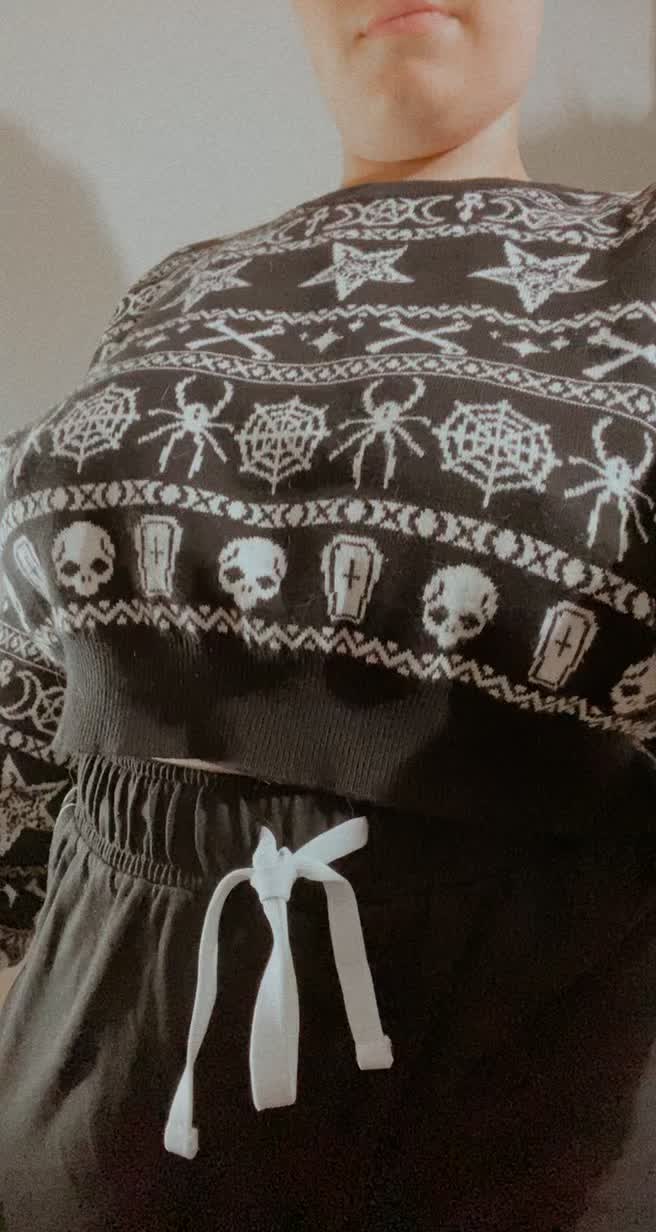 Who’s ready for Christmas? 🎄 Sweater drop