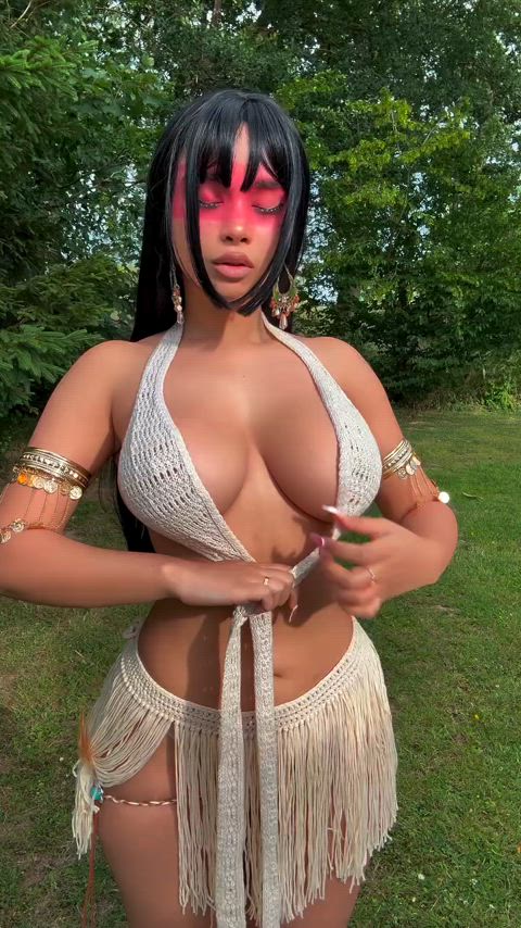 Lela Sohna adjusting her big tits~