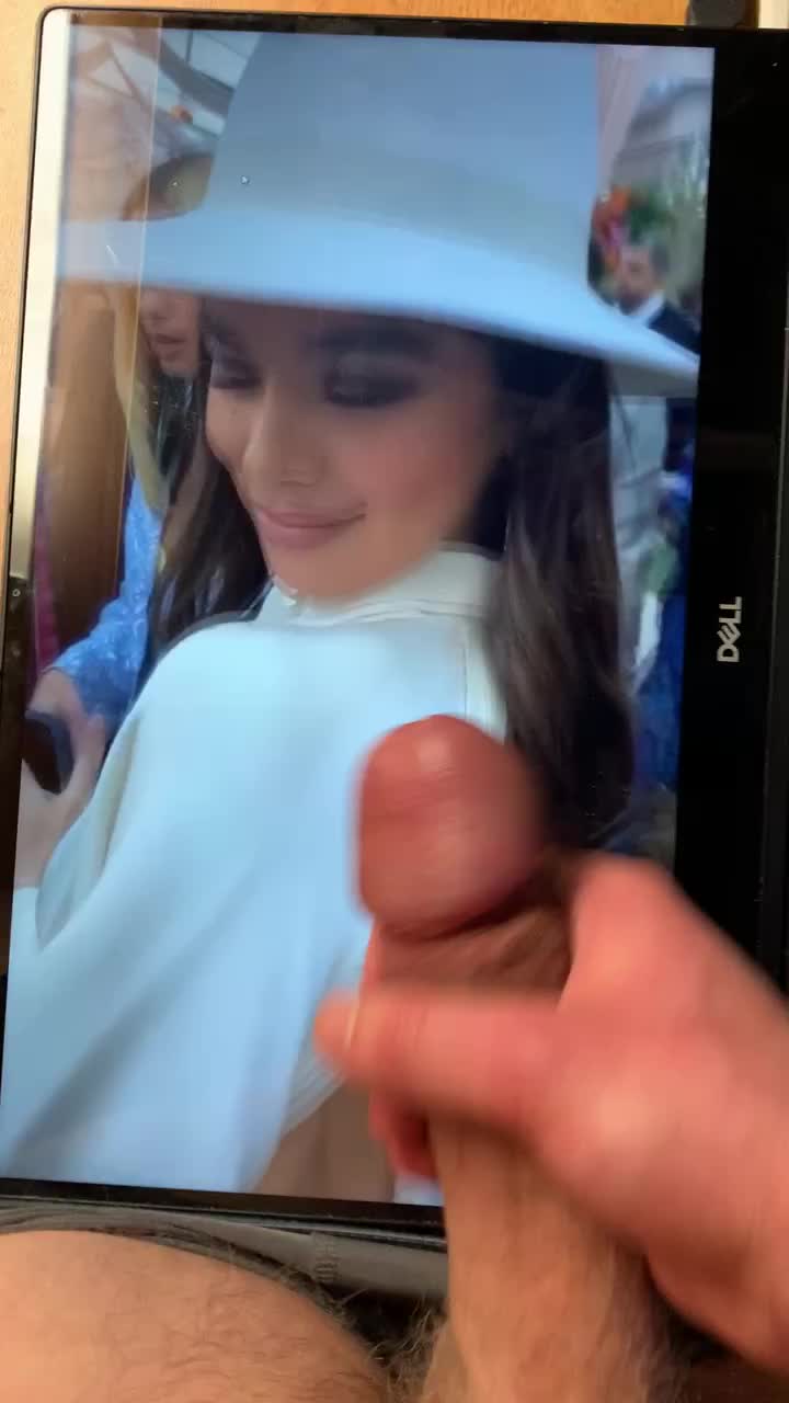 Blasting beautiful goddess Hailee Steinfeld with cum