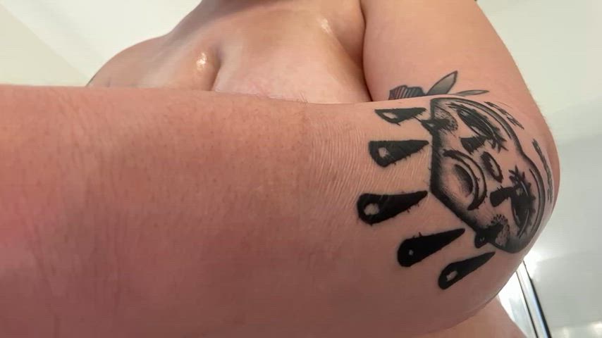 Let me wrap my oiled up tits around your cock. 🍒✨