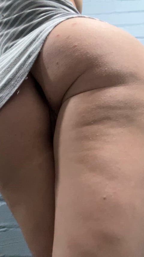 Come gaze into these cheeks