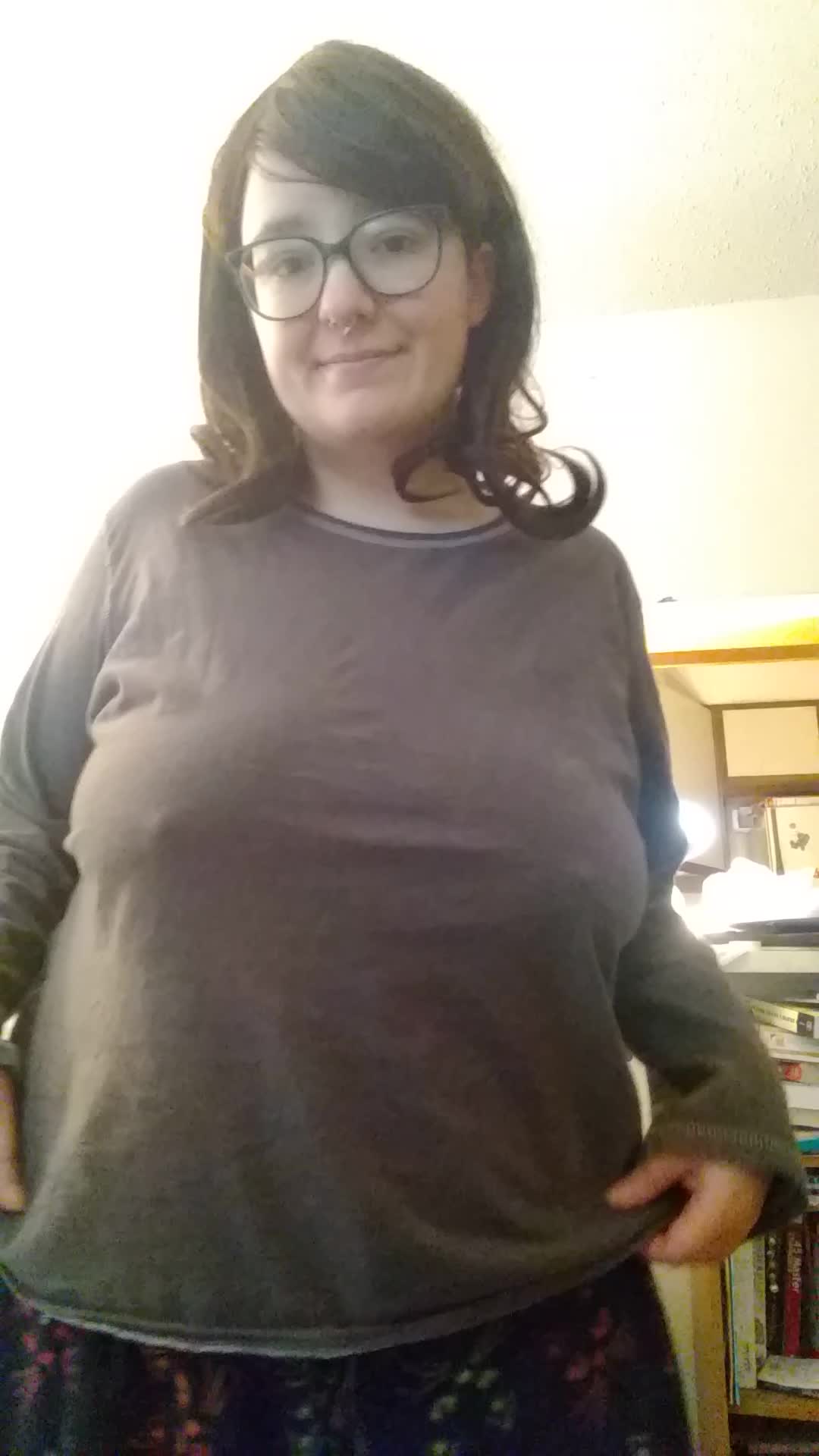 Look, we know why you're here. Bored? Horny? Lonely? I can help with that. me @ escarlettexxx. Also available for s + Custom s. Very friendly. Let me help you feel good💗