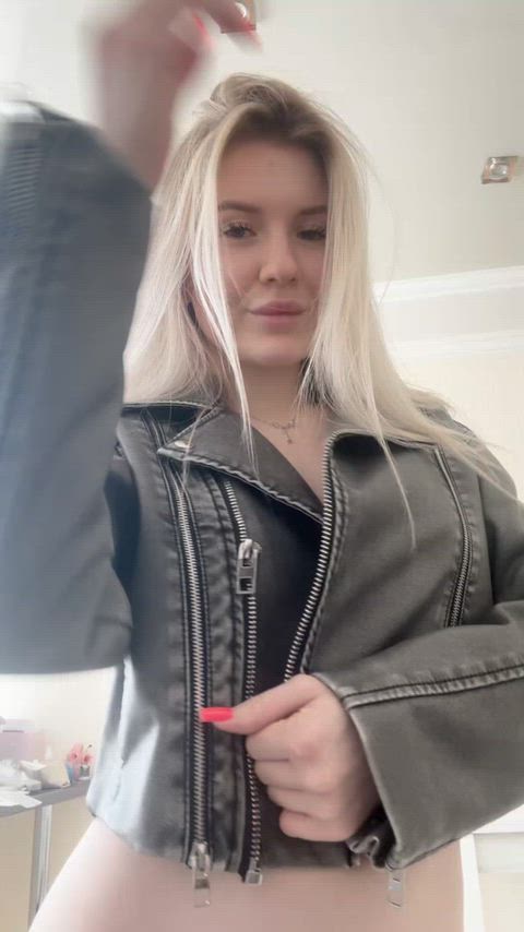 Pretty face and soft boobs reveal