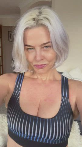 Who is this sexy GILF?