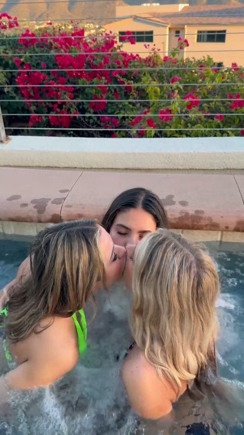 trio kissing (u/thedakotalyn)