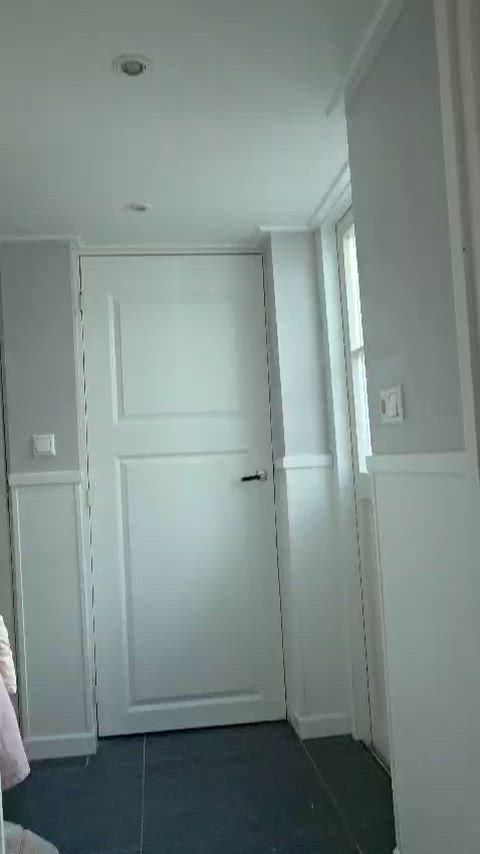 Flashing my ginger tits to the delivery guy as my towel drops