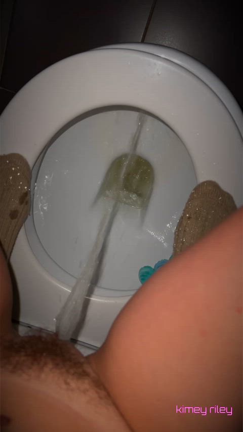 A powerful piss squirting
