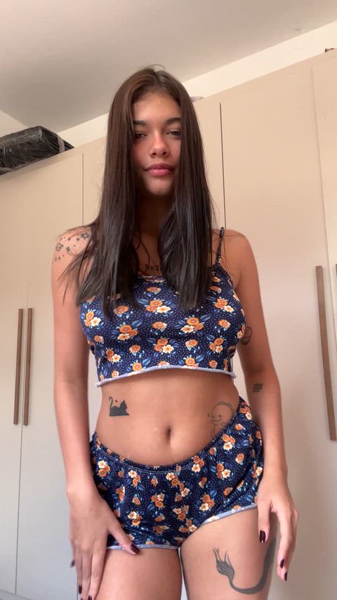 Want this gorgeous mom to dance above your d*ck?
