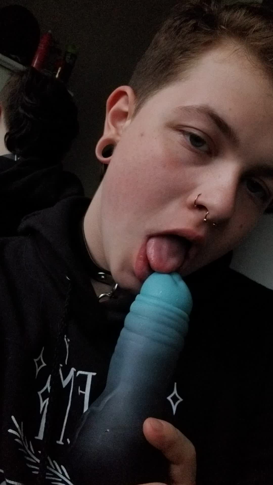 I haven't posted for awhile so heres a cute lil vid of me sucking on Medium Austin 💓 one of my first BD's and still one of my faves 😭 I'll probably start posting a lot again when my Bruce gets here 😂