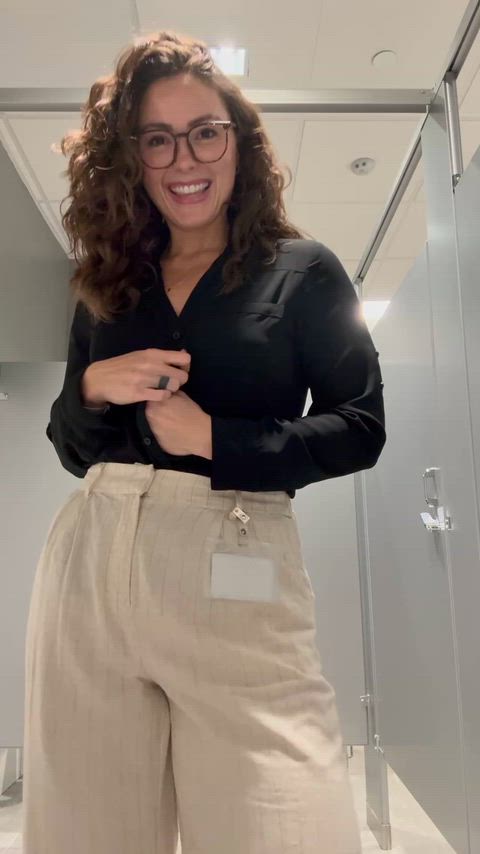 I’ll be ✨spreading✨ Christmas cheer all around the office today🎅🏻