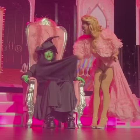 I totally a believe a wicked witch would use her powers like this