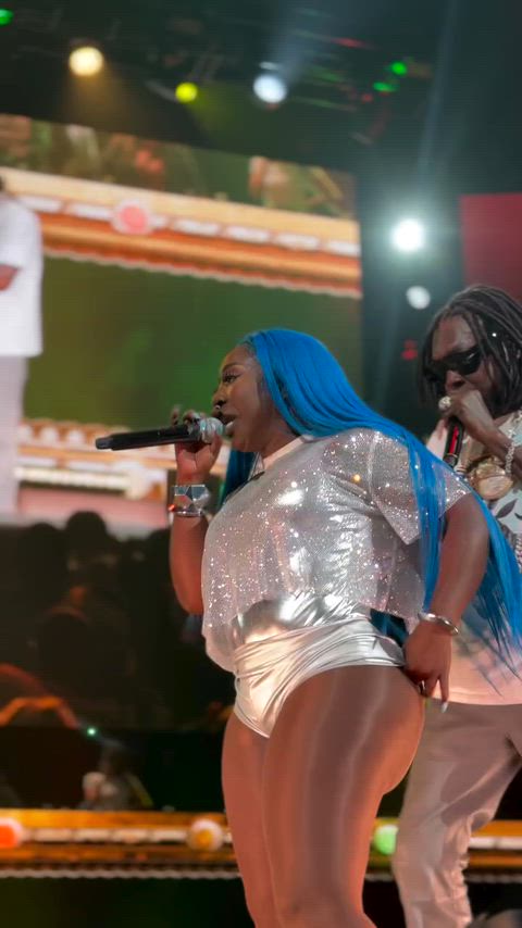 Jamaican rapper Spice twerks and grinds 😈